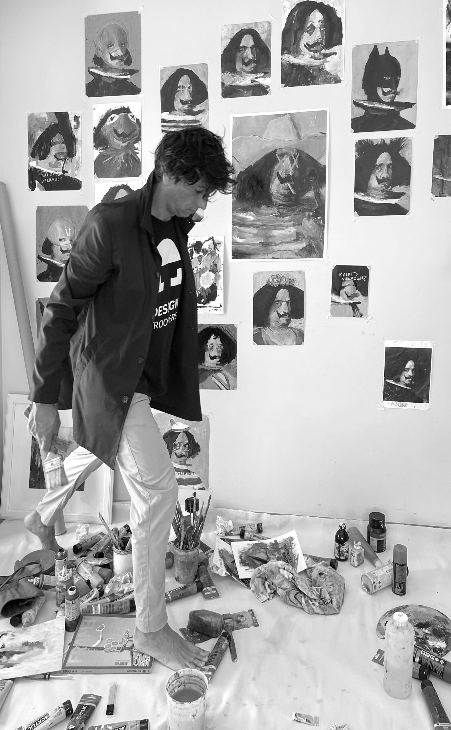 El artista Juan Antonio Álvarez en su estudio