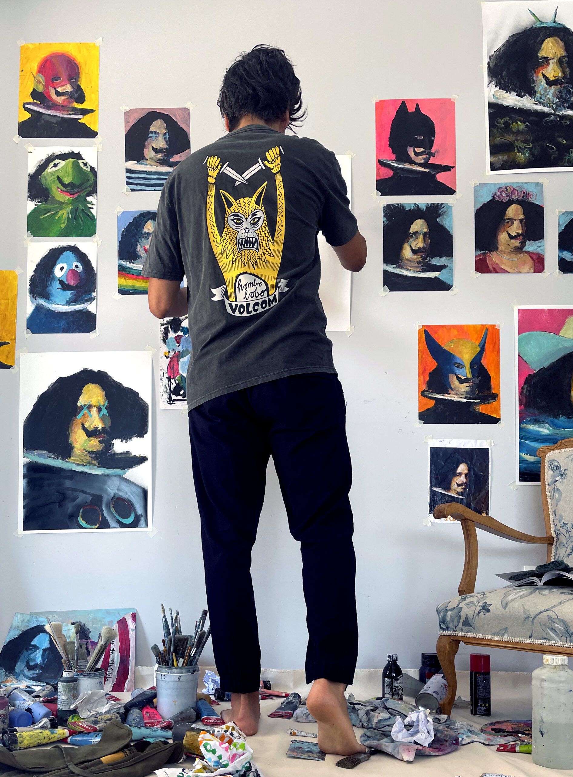 El artista Juan Antonio Álvarez pintando en su estudio
