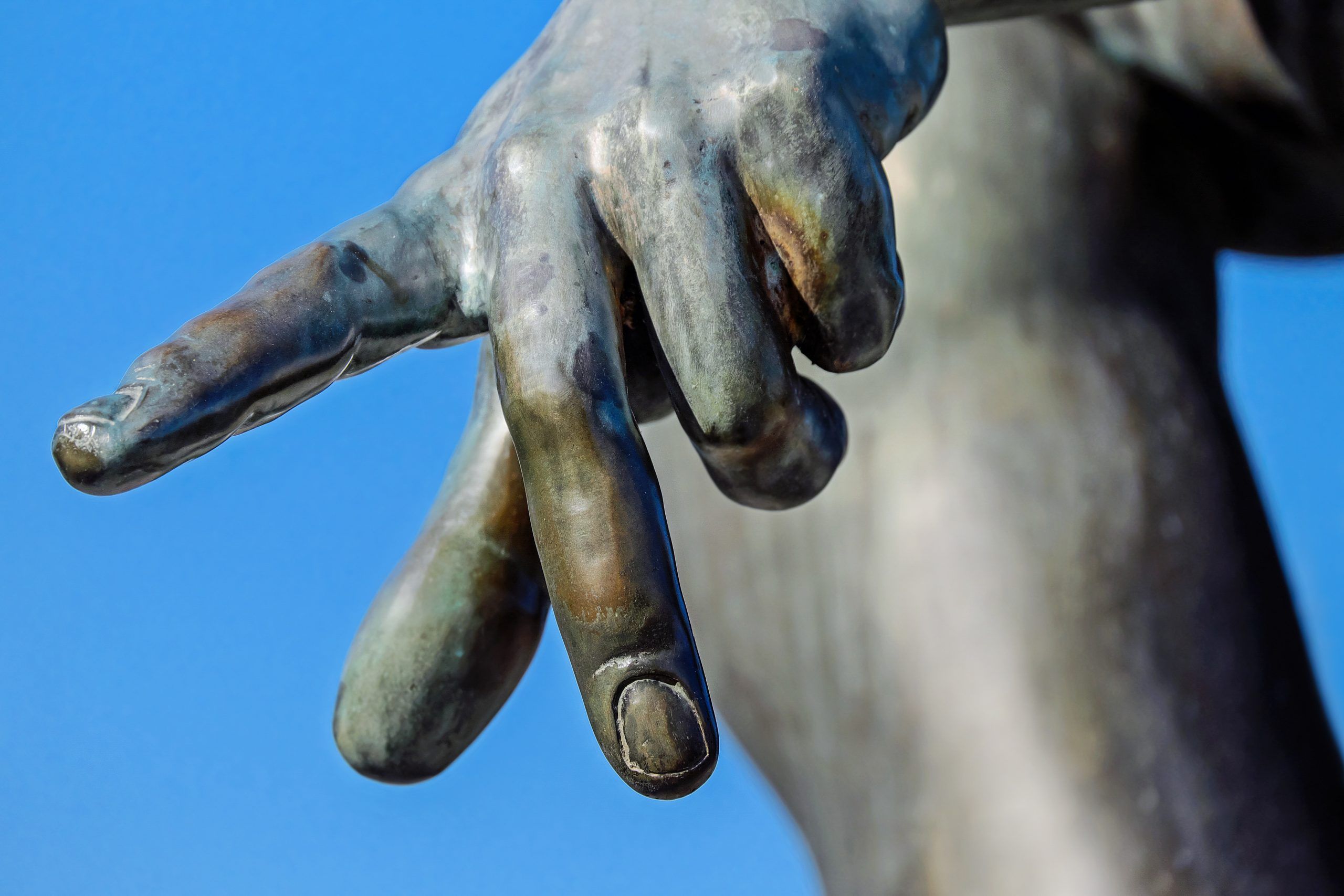 Detalle de una mano de escultura